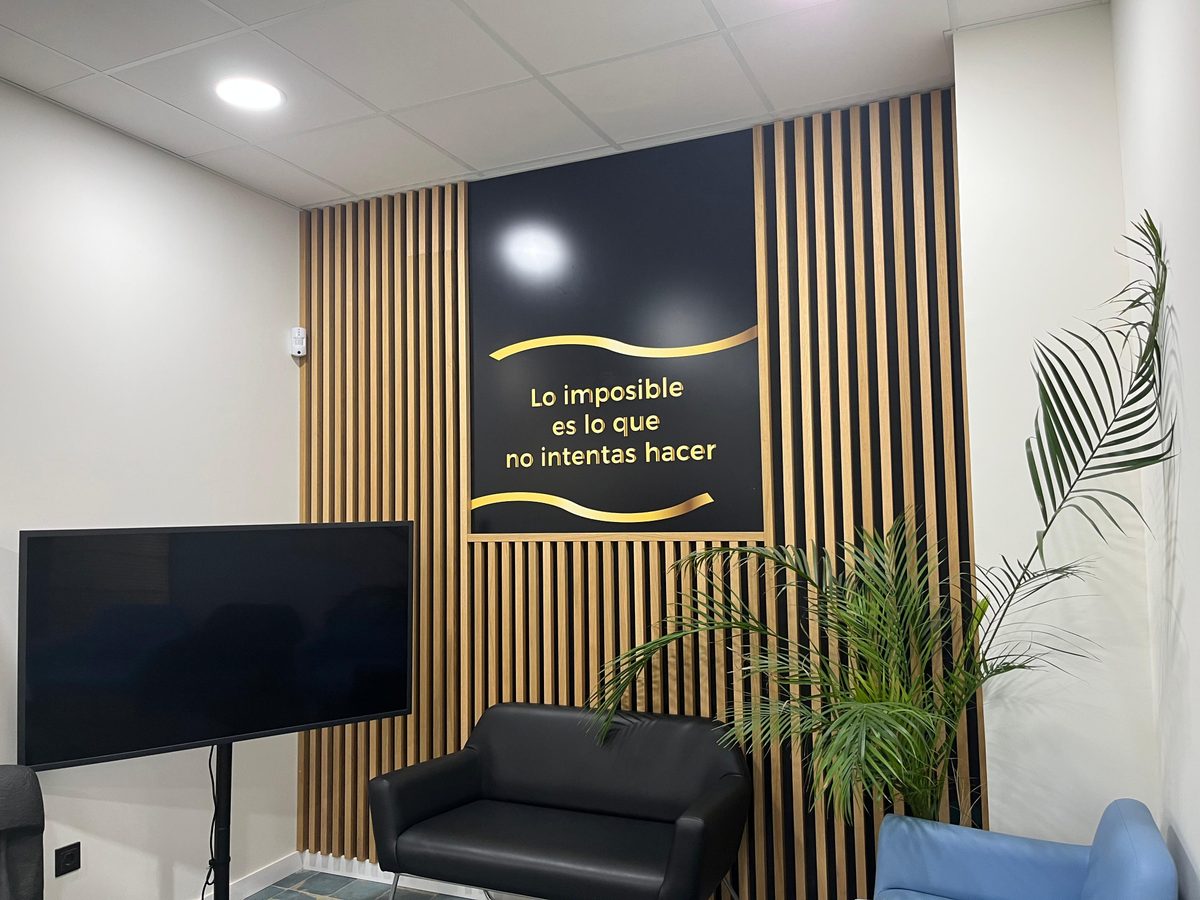 Zona de atención de la oficina de Valoria Credit en Málaga